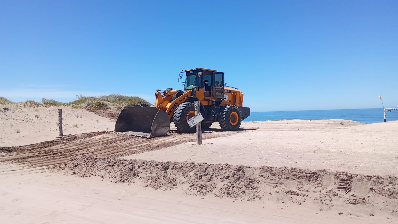 La Municipalidad refuerza los trabajos de mantenimiento y acondicionamiento en la zona costera