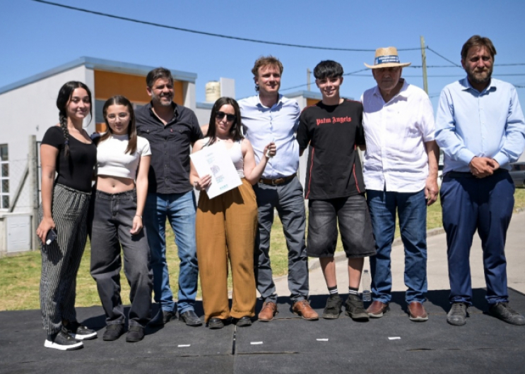 Familias de Laprida y Olavarría recibieron casas construidas por la Provincia