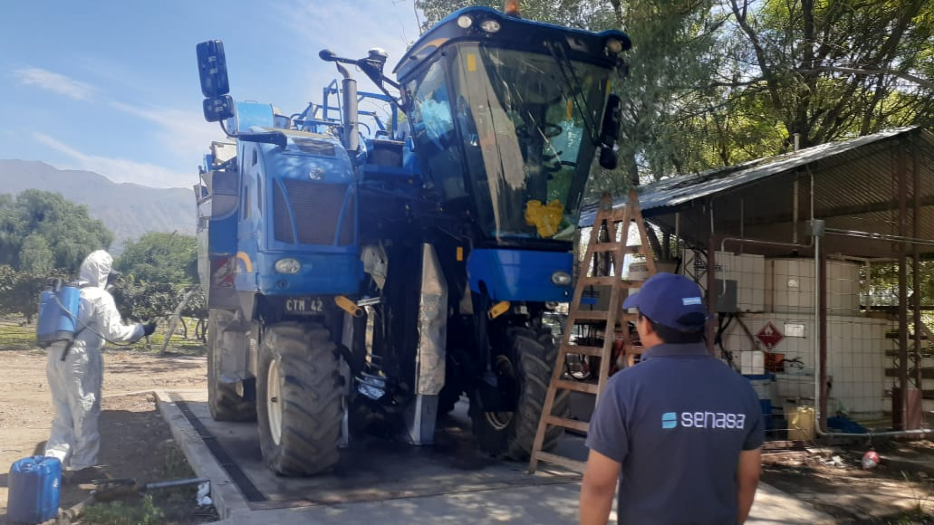 Se incorpora el DTV-e al traslado de cosechadoras de vid hacia áreas libres de Lobesia botrana