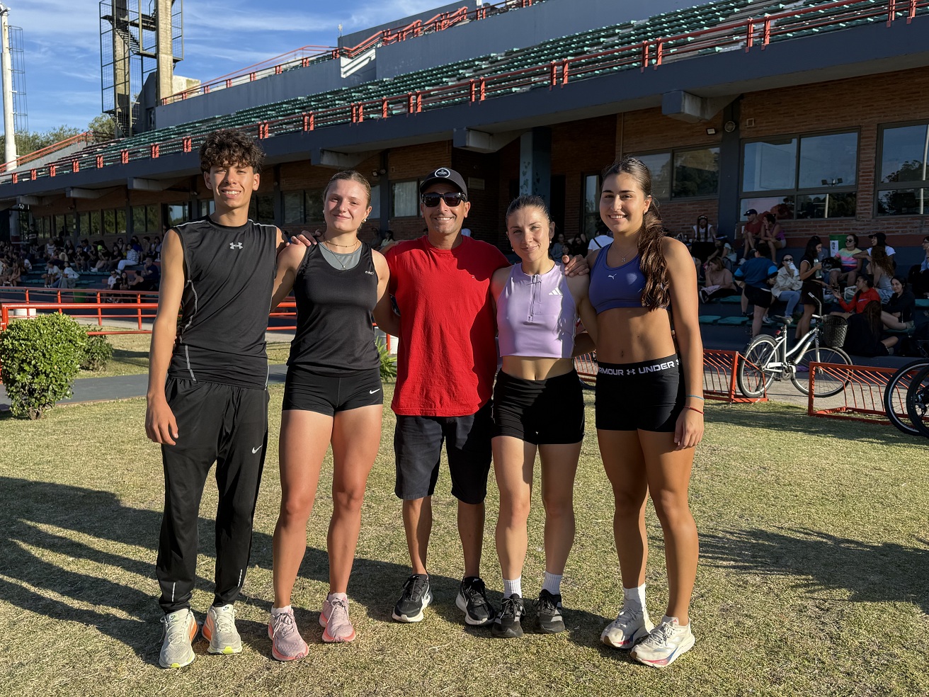 Excepcional comienzo de temporada de pista y campo para los atletas de la Escuela Municipal