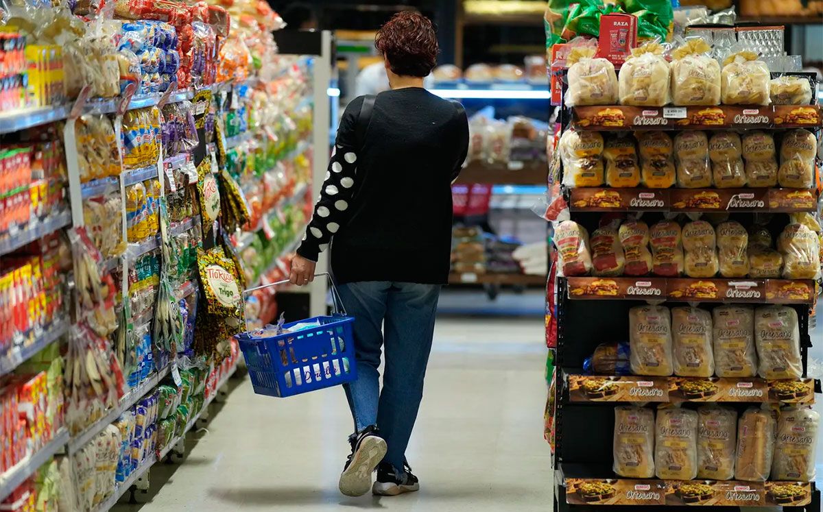 Una familia necesitó casi $1,5 millones en mayo para no ser pobre, según informó el INDEC